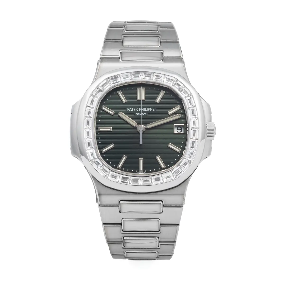Orologio in acciaio con quadrante verde su fondo bianco