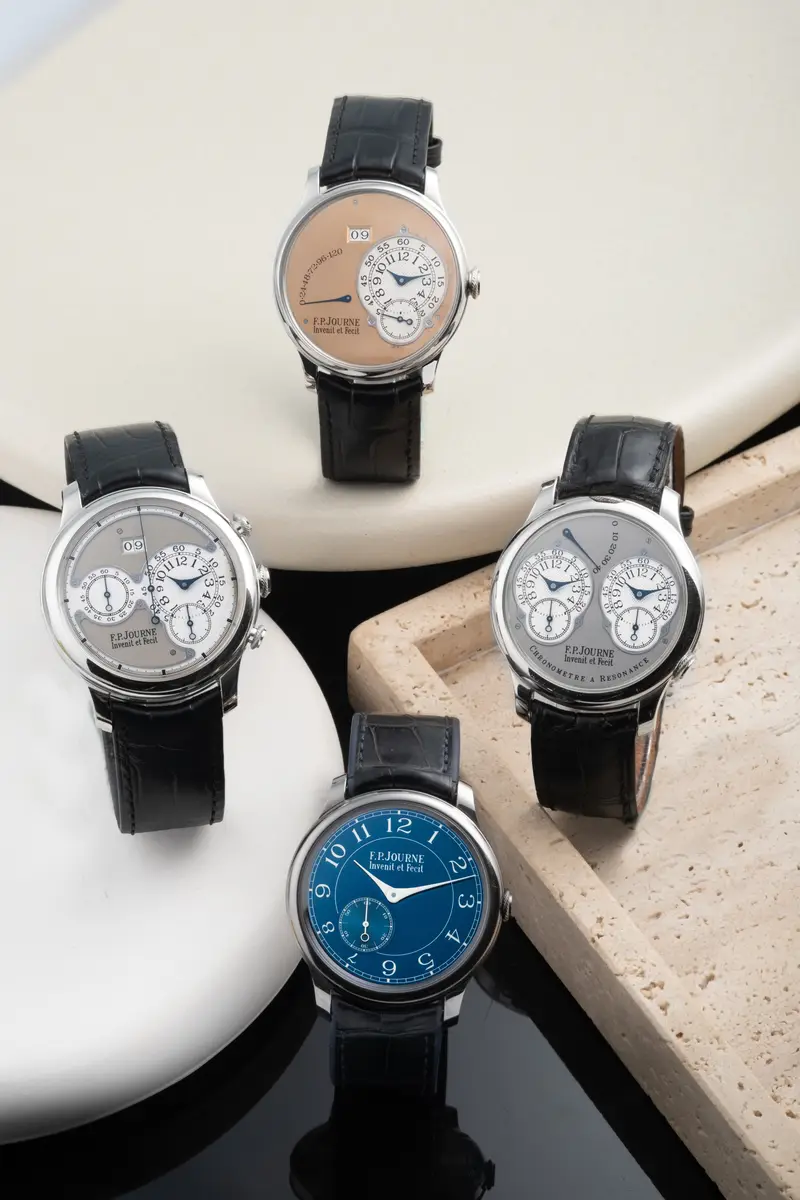 Quattro orologi d'epoca su supporti in travertino