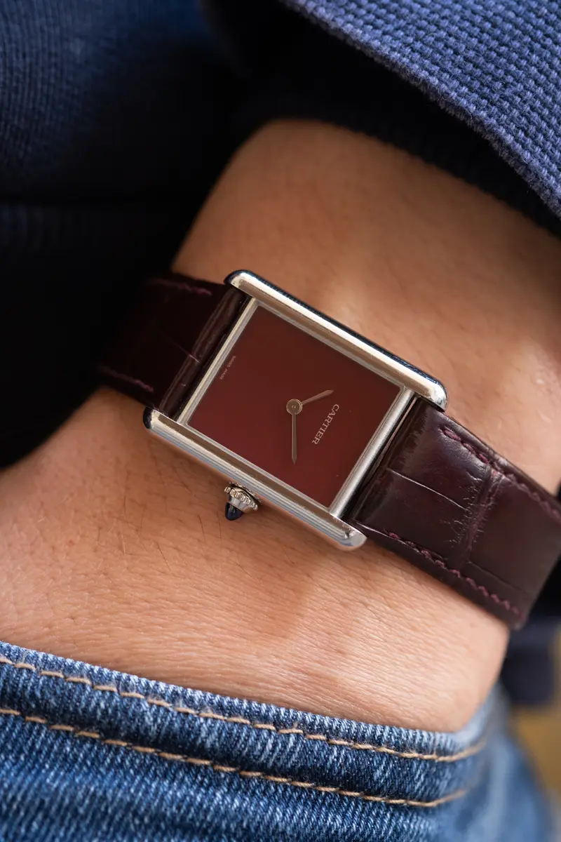 Orologio rettangolare con cinturino bordeaux indossato