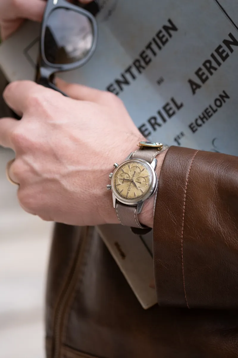 Orologio d'epoca al polso con giacca di pelle e occhiali da sole