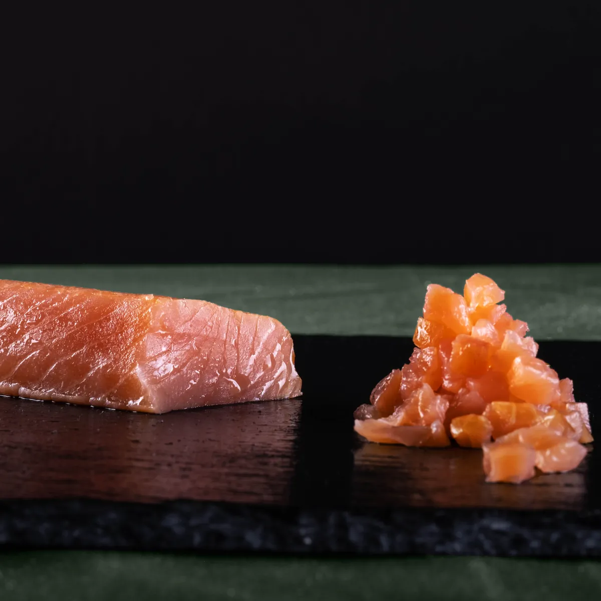 Trancio di salmone e tartare su una lastra di ardesia