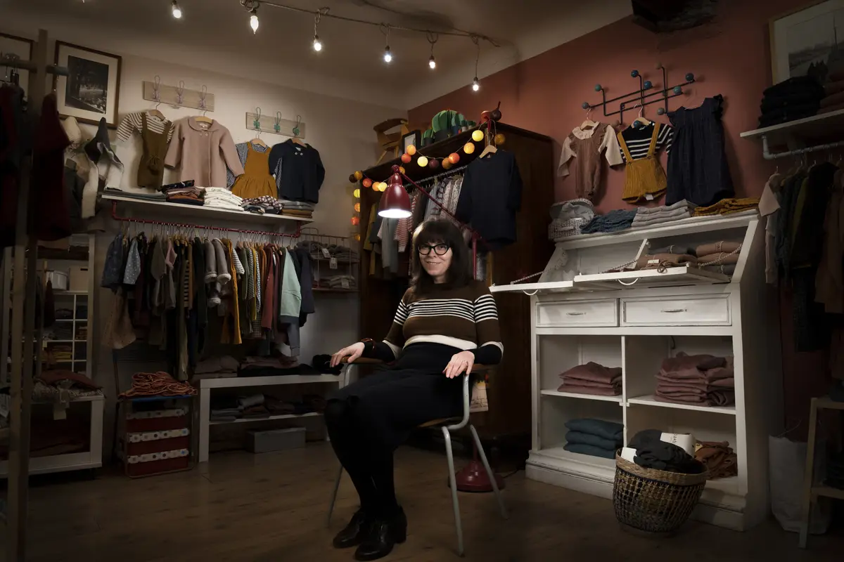 Ritratto ambientato in un negozio di abbigliamento