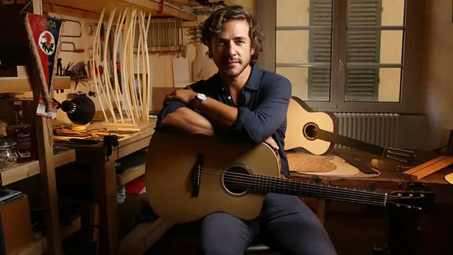 Jack Savoretti con una chitarra nel laboratorio di liuteria